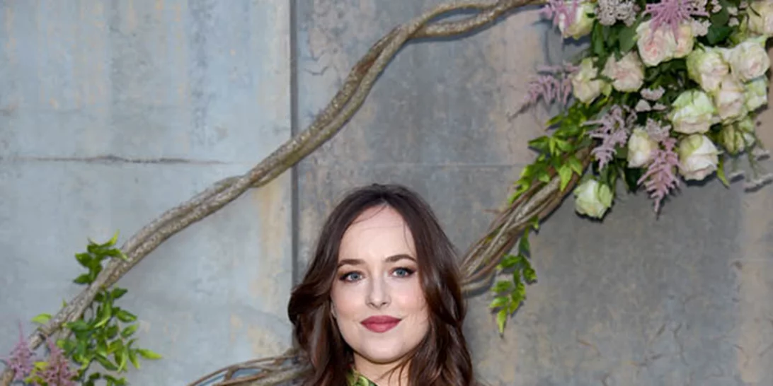 Dakota Johnson: Φοράει τη νέα τάση στα ανοιξιάτικα φλοράλ