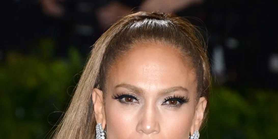 Λέτε να ισχύει; Η JLo λανσάρει beauty προϊόν (και θα εκτοπίσει ακόμα και την Kim Kardashian)