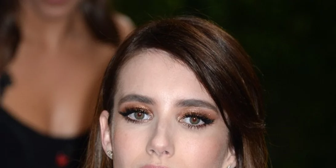 Η Emma Roberts έβαψε τα μαλλιά της στην απόχρωση Champagne Pop (αν δεν κάνεις κλικ δε θα μάθεις ποτέ τι είναι αυτό)