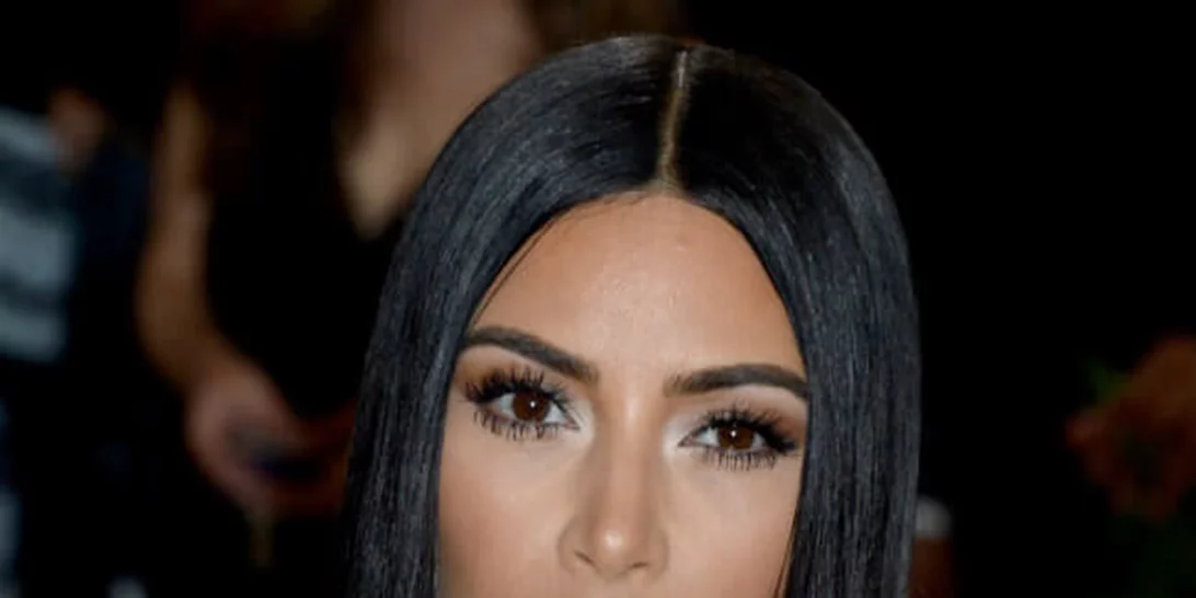 Η ίδια η Kim Kardashian σού δείχνει πώς να κάνεις contouring το καλοκαίρι