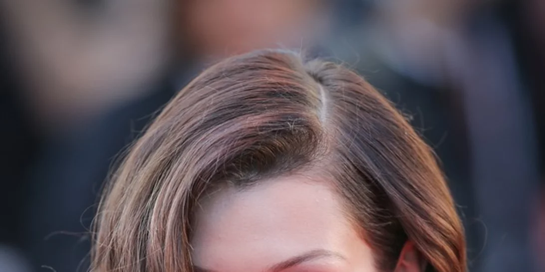 Bella Hadid: Φοράει τα λευκά sneakers που φοράς και εσύ!