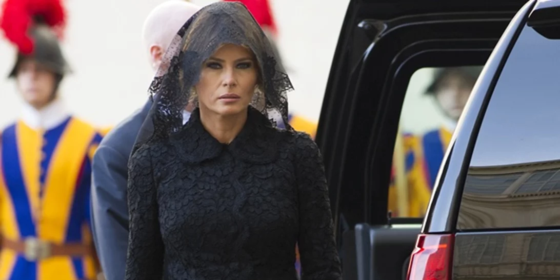 Melania Trump: Με μαύρο τούλι στο κεφάλι βρέθηκε στο Βατικανό