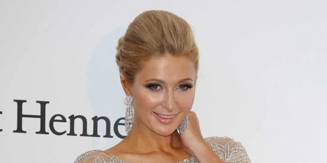 Η Paris Hilton πρωτοστάτησε σε συγκέντρωση διαμαρτυρίας έξω από το σχολείο, στο οποίο υπέστη κακοποίηση