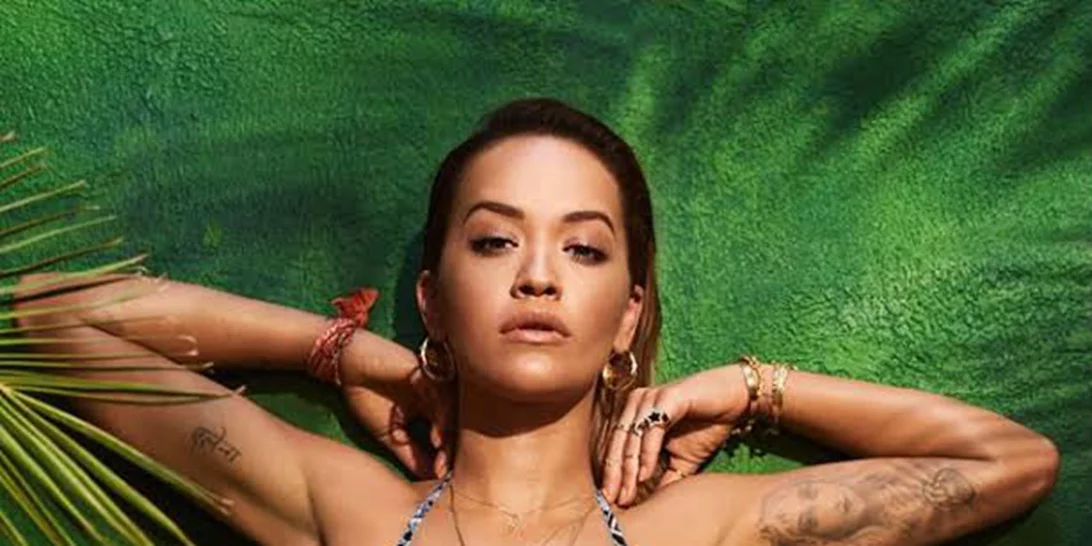 Rita Ora: Φορά τις πιο sexy τάσεις στα μαγιό της σεζόν!