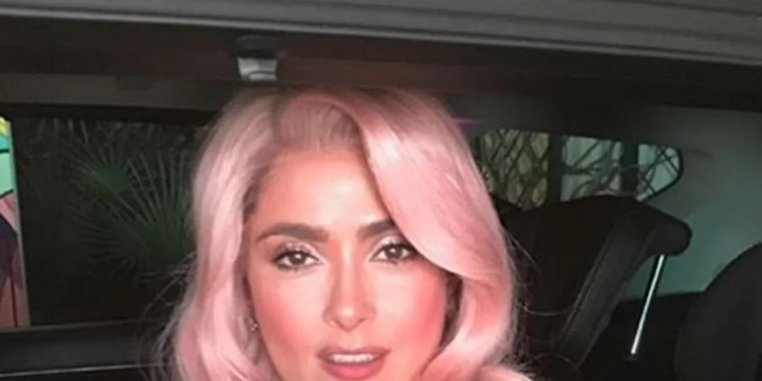 Salma Hayek: Τόλμησε και έβαψε ροζ τα μαλλιά της!