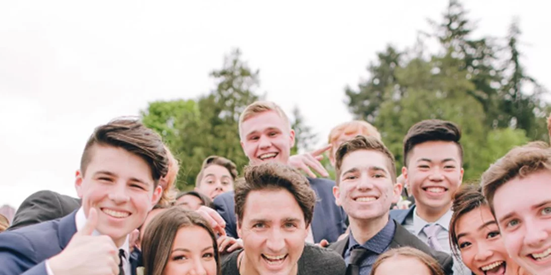 Justin Trudeau: Το απίστευτο photobombing σε σχολική φωτογραφία!