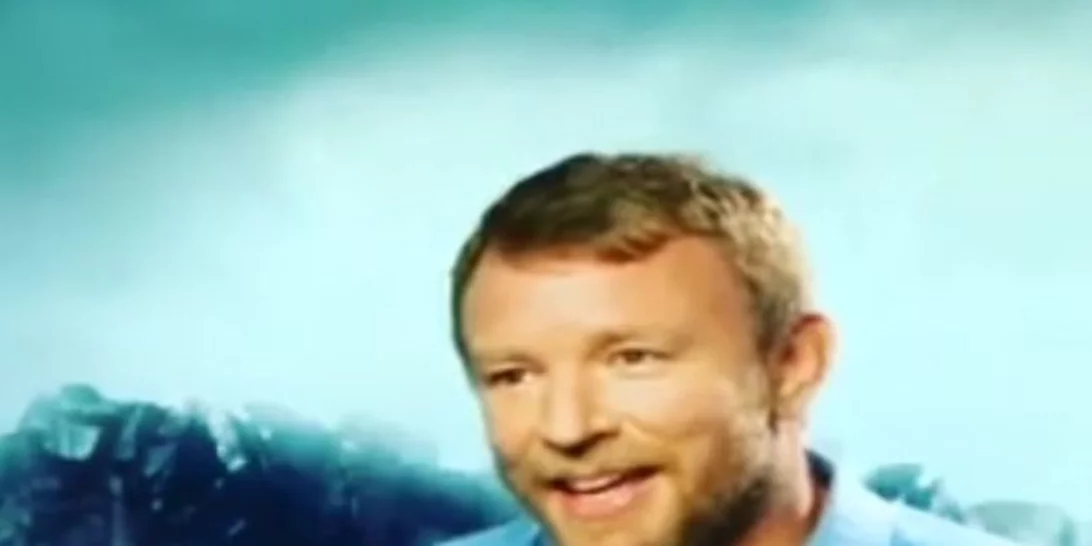 Guy Ritchie: Μιλά για την εποχή που ήταν υδραυλικός στην Ίο