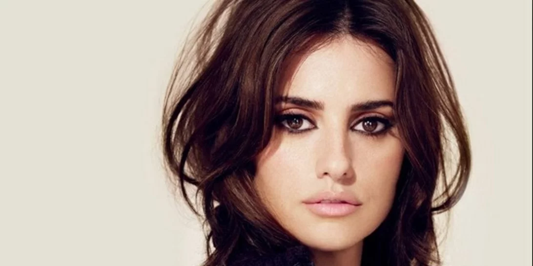 Penelope Cruz: Η επίσημη φωτογράφηση ως Donatella Versace