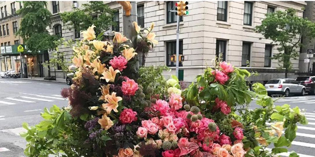 Ένας ανθοπώλης γέμισε την Νέα Υόρκη λουλούδια! (φωτογραφίες)