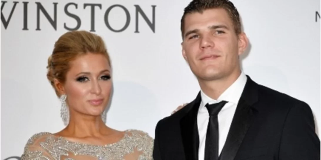 Paris Hilton: Πιo διαχυτική από ποτέ στις Κάννες με τον σύντροφό της