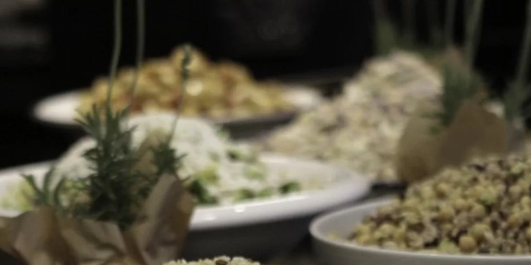 Σαλάτα με άγριο ρύζι, κινόα, σταφίδες και κουκουνάρι. Πεντανόστιμη ΚΑΙ νηστίσιμη