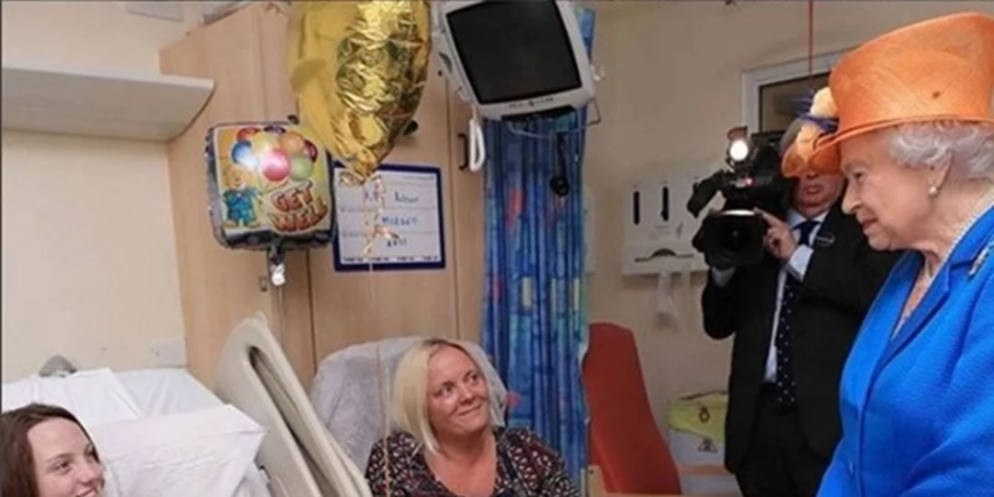 Βασίλισσα Ελισάβετ: Επισκέφθηκε το νοσοκομείο στο Μάντσεστερ