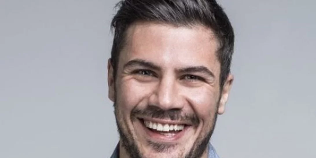 Άκης Πετρετζίκης | Δε θα πιστέψεις από πού γνωρίζεις τη νέα του σύντροφο!