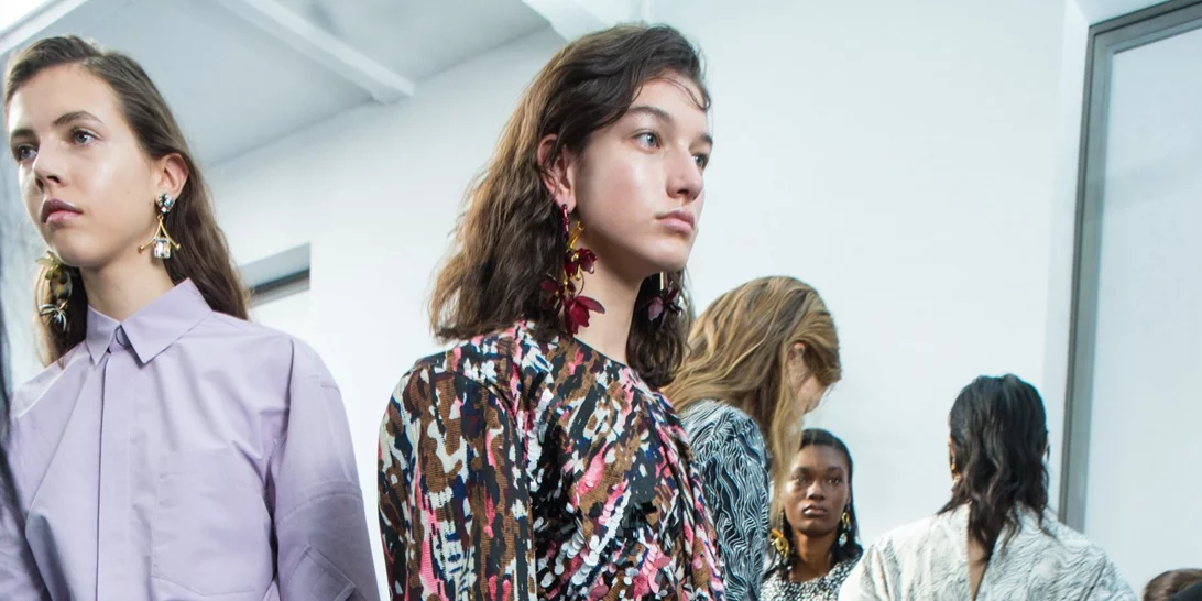 Καλοκαίρι στο γραφείο: Oι πιο stylish ιδέες για ντύσιμο από την πασαρέλα