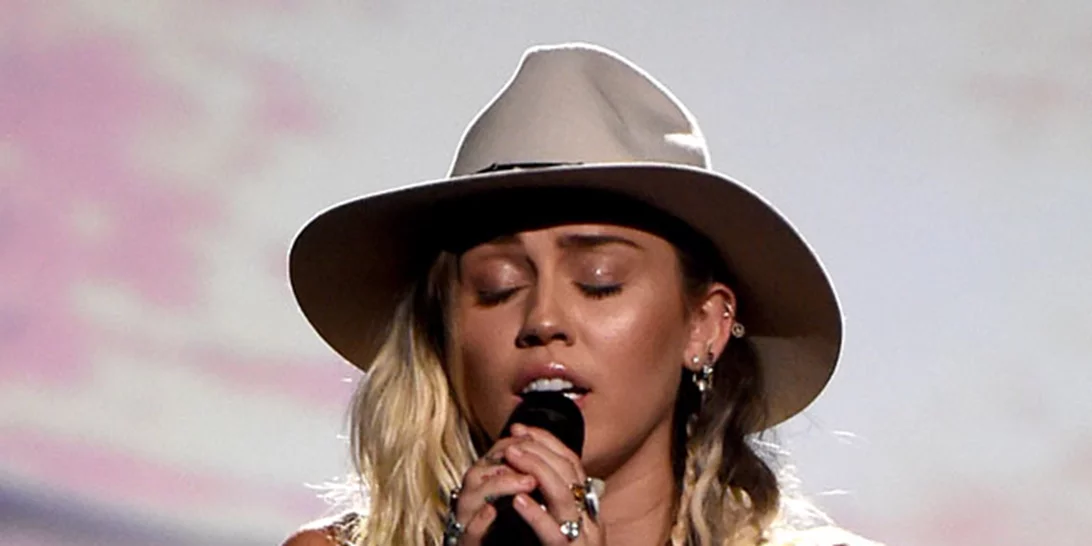 Miley Cyrus: Η συγκινητική της performance στα Billboard Music Awards (βίντεο)
