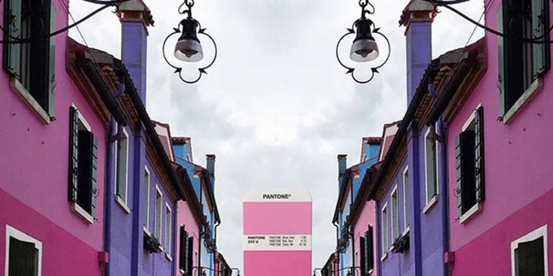 Ένας ιταλός γραφίστας βρίσκει χρώματα της Pantone σε τοπία και πόλεις και μας ταξιδεύει