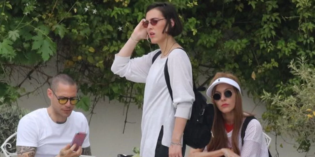 Τάμτα - Πάρις Κασιδόκωστας: Βόλτα στην Βουλιαγμένη μαζί με την κόρη της