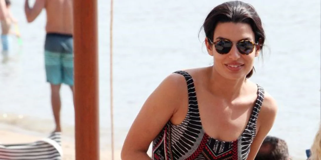 Τόνια Σωτηροπούλου: Με ολόσωμο μαγιό έβαλε φωτιά στην παραλία