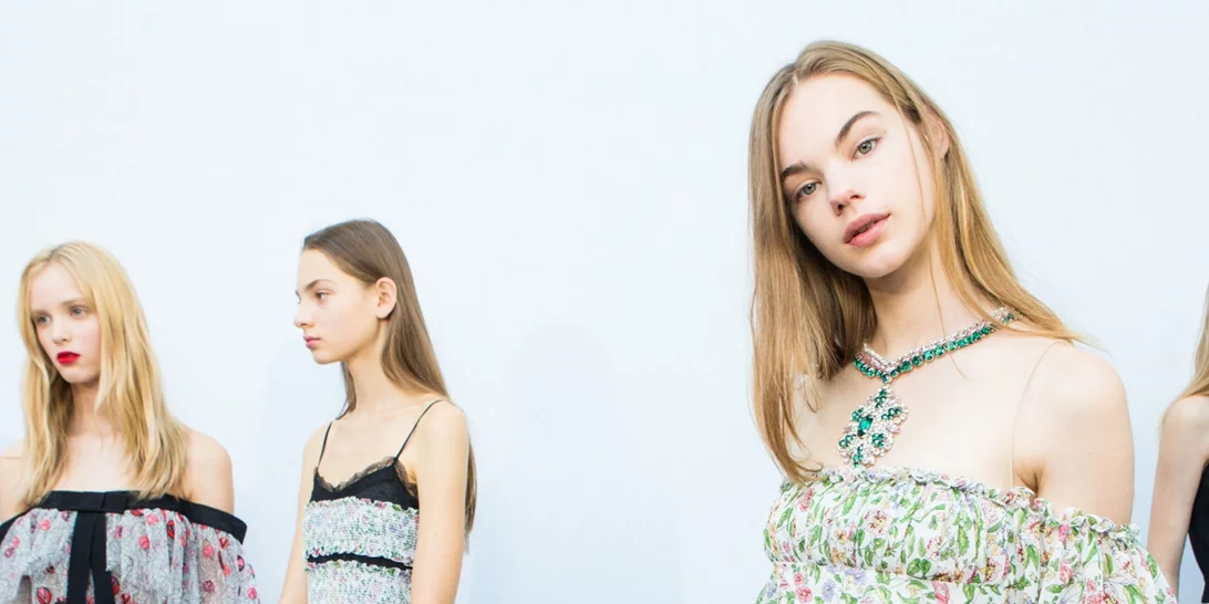 Τι να βάλω σε γάμο το καλοκαίρι; 10 outfits με φόρεμα που ΠΡΕΠΕΙ να δεις!