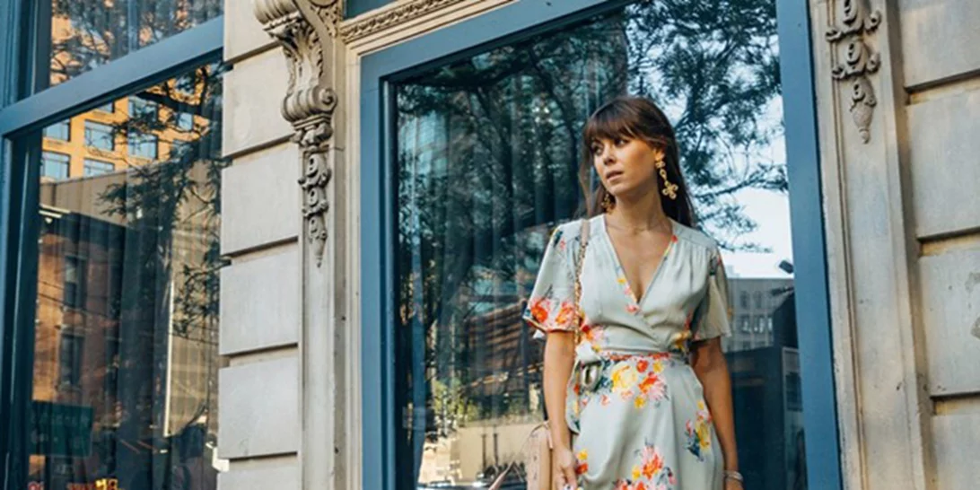 Wrap dress: Το εμβληματικό φόρεμα παραμένει διαχρονικά επίκαιρο