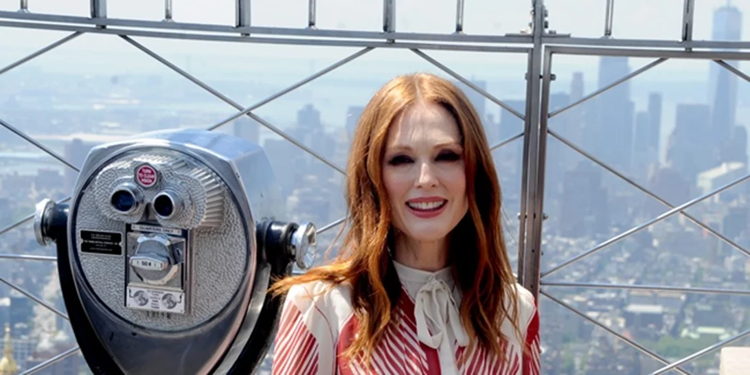Julianne Moore: Σε μία από τις πιο chic εμφανίσεις της στο Empire State Building