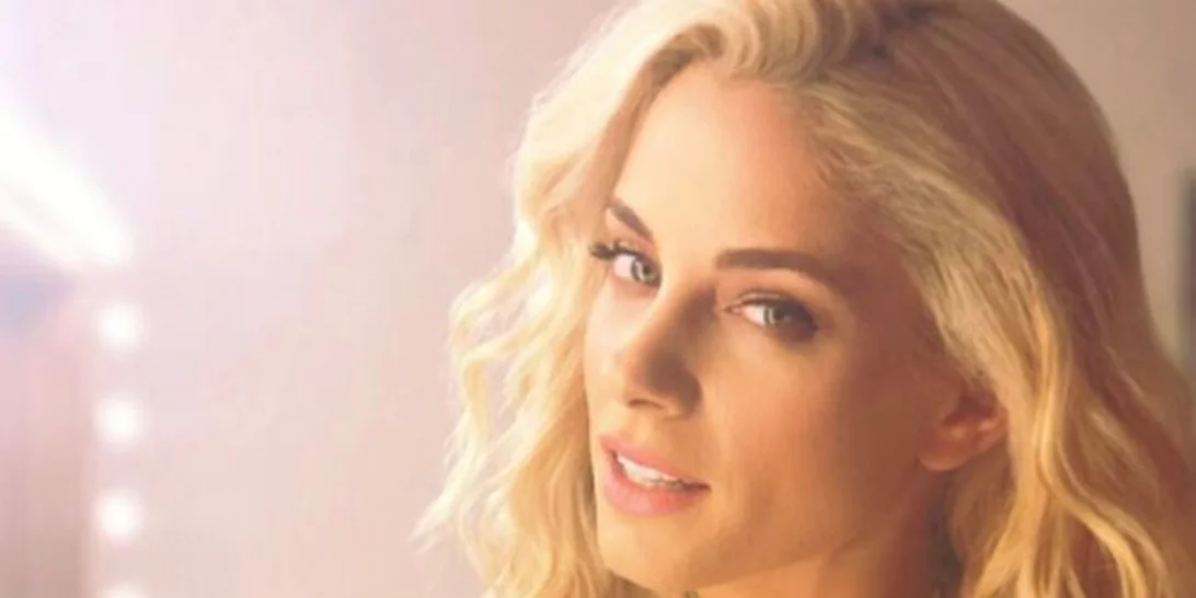 Δούκισσα Νομικού: Ποζάρει με δροσερό μπικίνι και εντελώς άβαφη