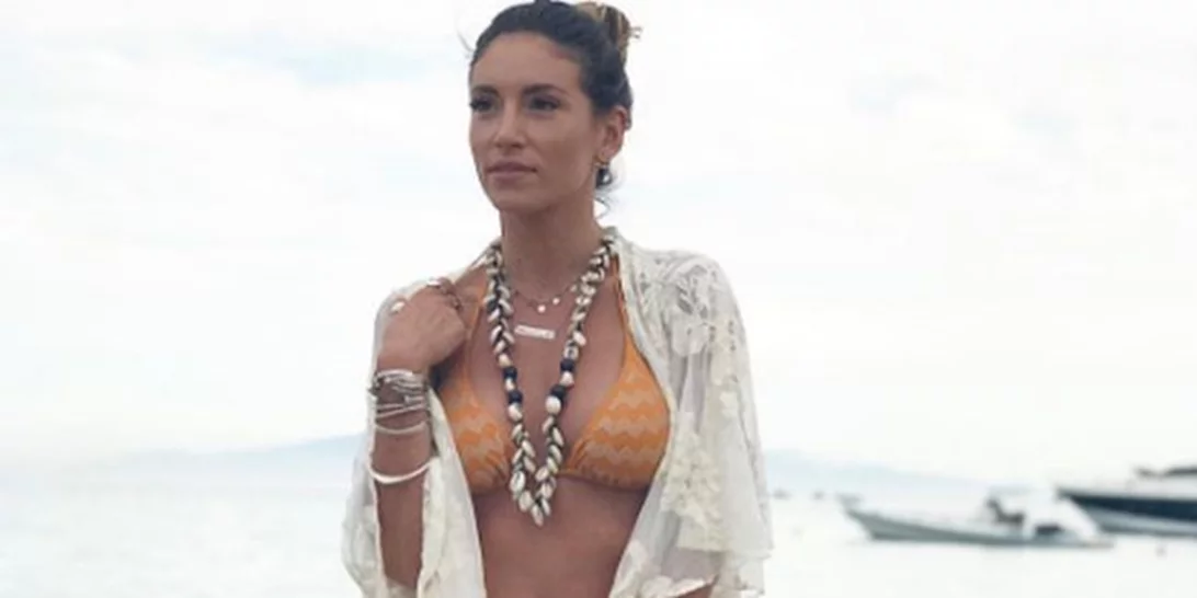 Αθηνά Οικονομάκου: Με μαύρο ολόσωμο μαγιό έκανε την εμφάνιση του καλοκαιριού