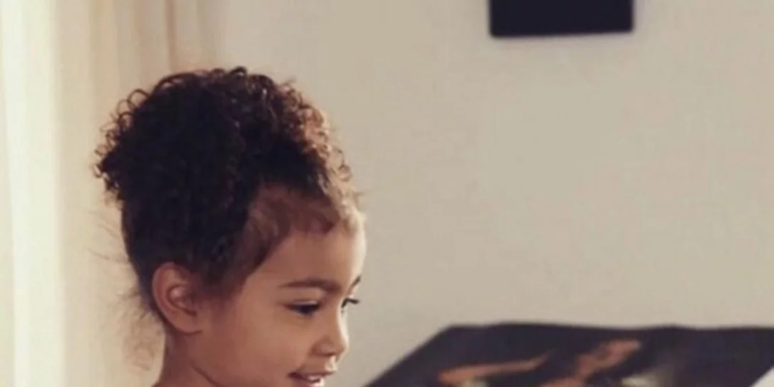 North West | Ακολουθεί πιστά τα βήματα της Kim Kardashian!