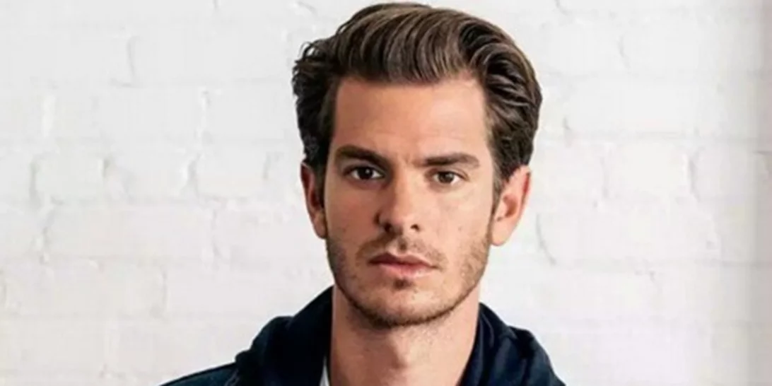 Andrew Garfield: «Κάνω τη ζωή ενός gay, αλλά πρακτικά δεν είμαι»