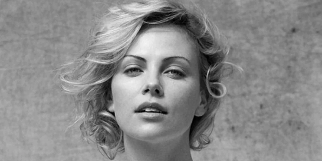 Charlize Theron: Συνεχίζει να ντύνει τον γιο της με κοριτσίστικα ρούχα