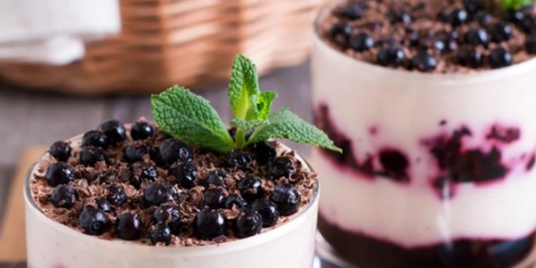 Παρφέ με γιαούρτι και μούρα (μόνο 176 θερμίδες)