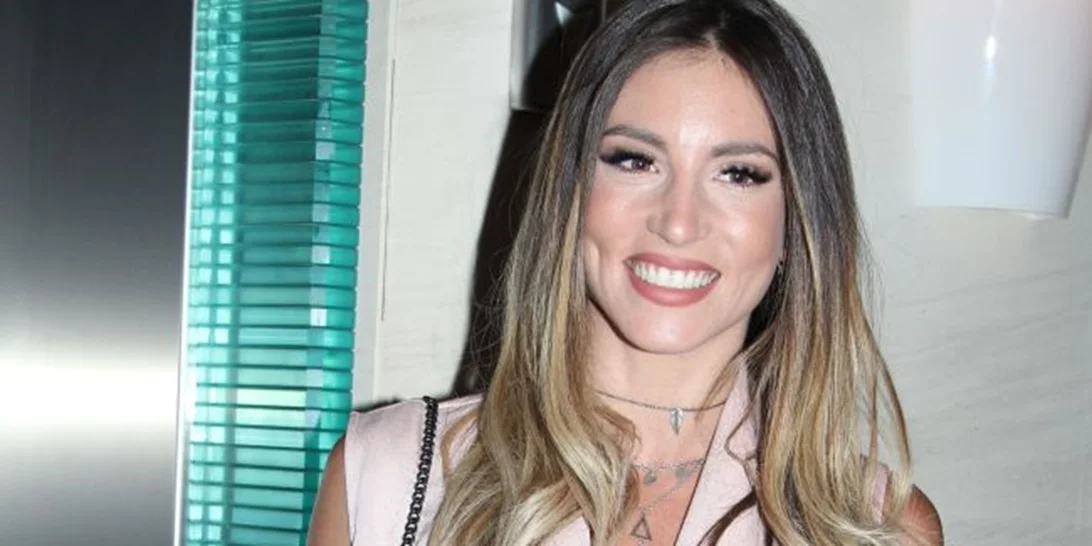 Αθηνά Οικονομάκου: Με καυτό μπικίνι και χωρίς ρετούς στην παραλία