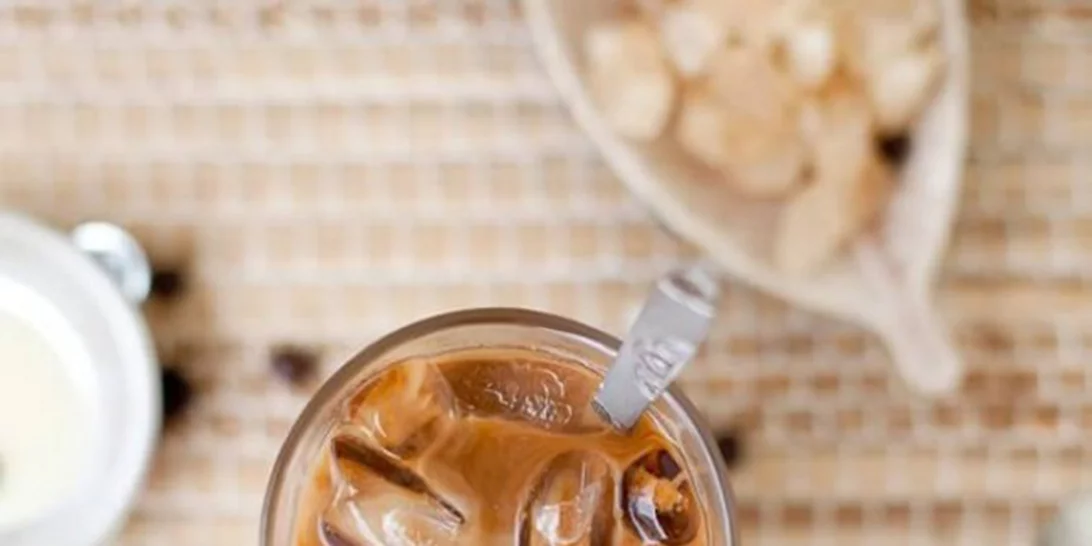 4 πράγματα που πρέπει να ξέρεις για τον ντεκαφεϊνέ (πόση καφεΐνη έχει, αν είναι επικίνδυνος και άλλες απορίες)