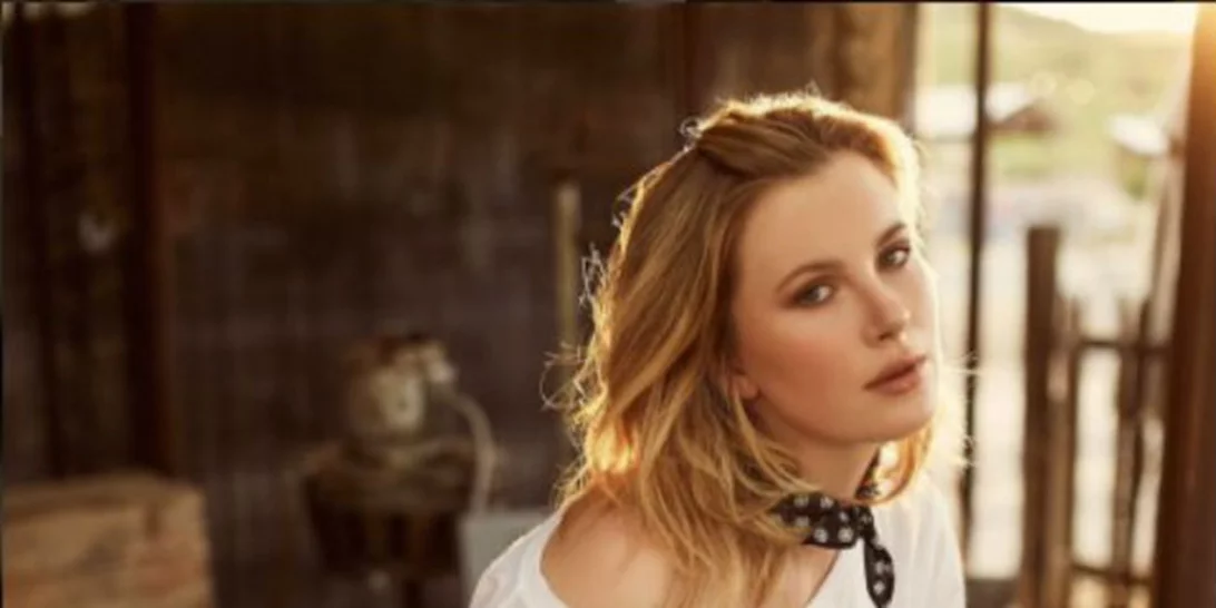 Ireland Baldwin: Ποζάρει topless και προκαλεί τους haters