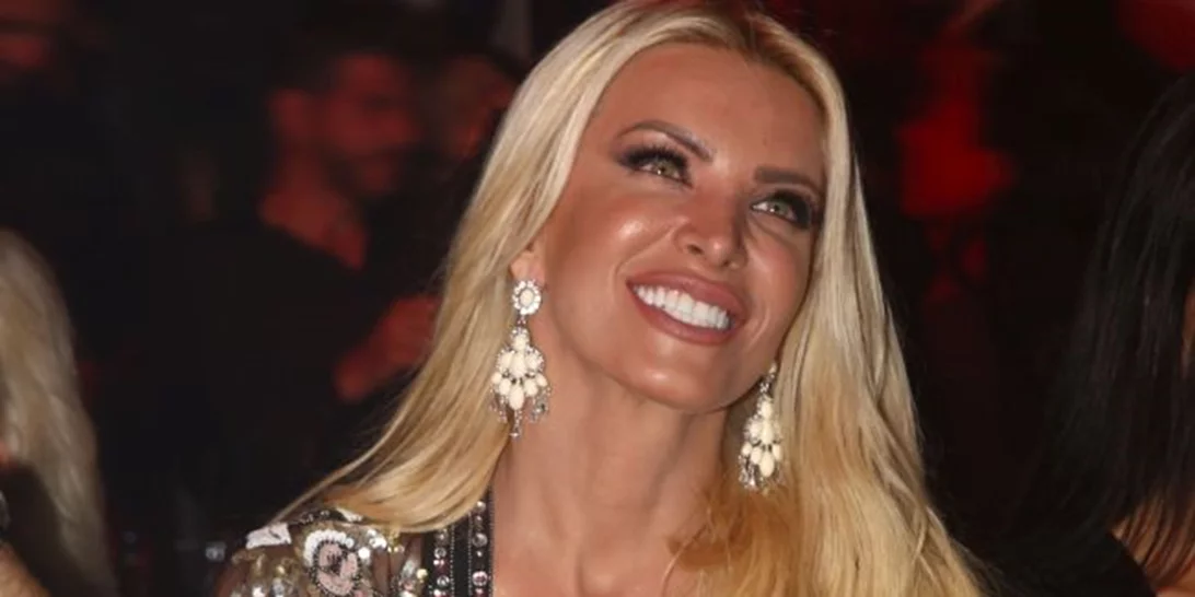 Κατερίνα Καινούργιου: Ποζάρει ως καστανή και περιμένει σχόλια για το νέο της look