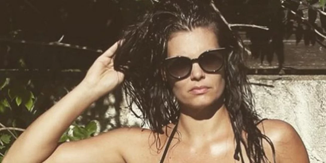 Μαρία Κορινθίου: Με χρυσό ολόσωμο στην παραλία