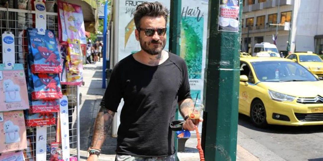 Γιώργος Μαυρίδης: Βόλτα με τον σκύλο στο Σύνταγμα