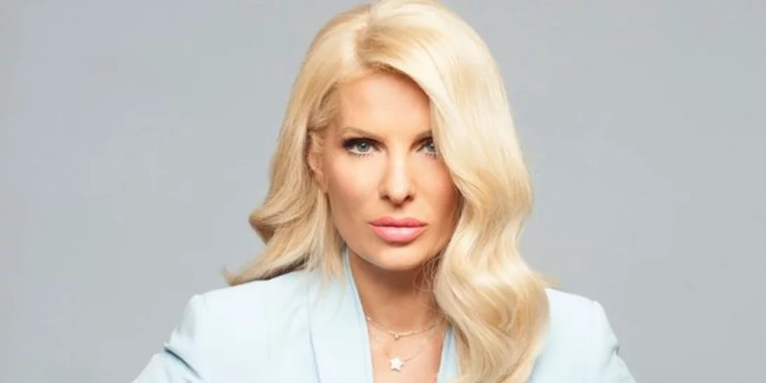 Ελένη Μενεγάκη: Η τρυφερή φωτογραφία από την παραλία με τις τρεις κόρες της που μας έκανε να "λιώσουμε"