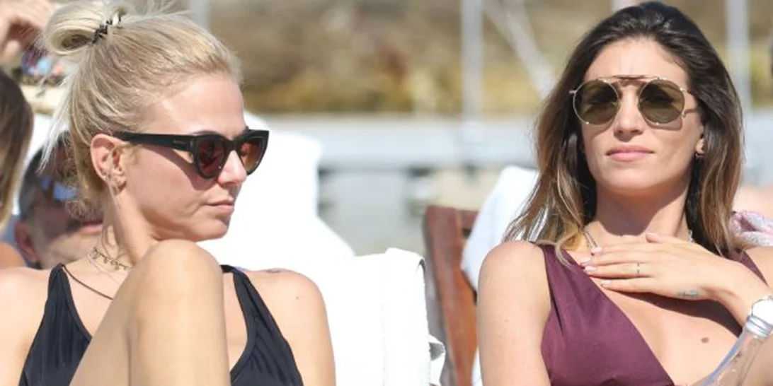 Αθηνά Οικονομάκου - Χριστίνα Κοντοβά: Χαλαρές στιγμές στις παραλίες της Μυκόνου