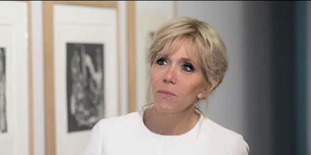 Brigitte Macron | Η total pink εμφάνιση με ροζ φόρεμα, πανωφόρι και γόβες