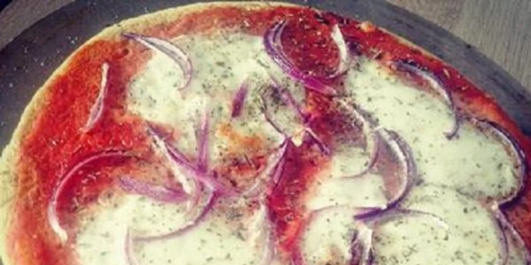 Φτιάξε πίτσα με πίτα socca από ρεβύθια – σούπερ νόστιμη, με λίγες θερμίδες γεμάτη πρωτεΐνη