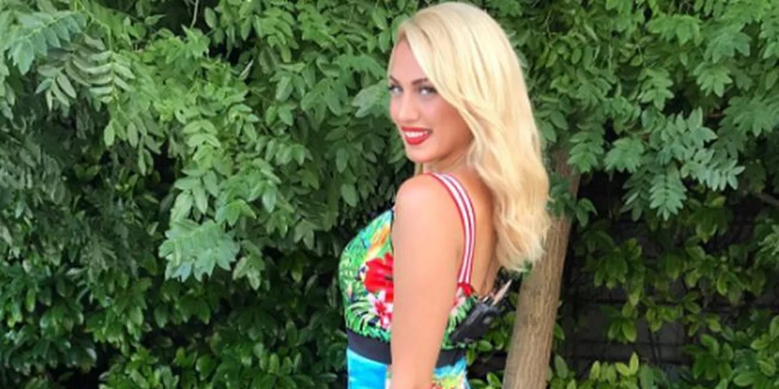 Κωνσταντίνα Σπυροπούλου: Ποζάρει στη Μύκονο με θέα το ηλιοβασίλεμα