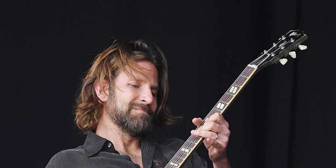 Bradley Cooper: Έπαιξε κιθάρα στη σκηνή του Glastonbury Festival!