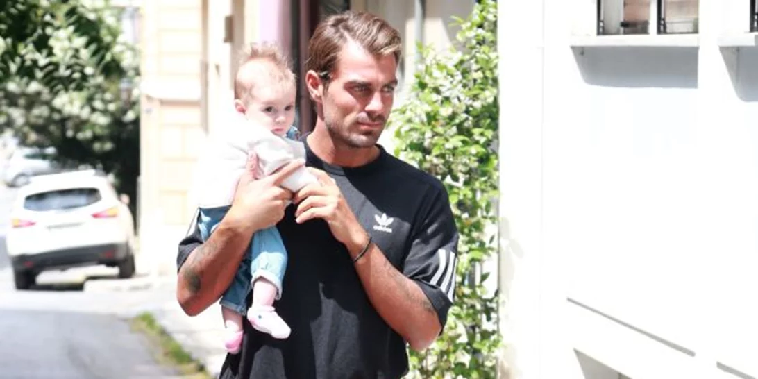 Στέλιος Χανταμπάκης: Βόλτα με την κόρη του στην Πλάκα