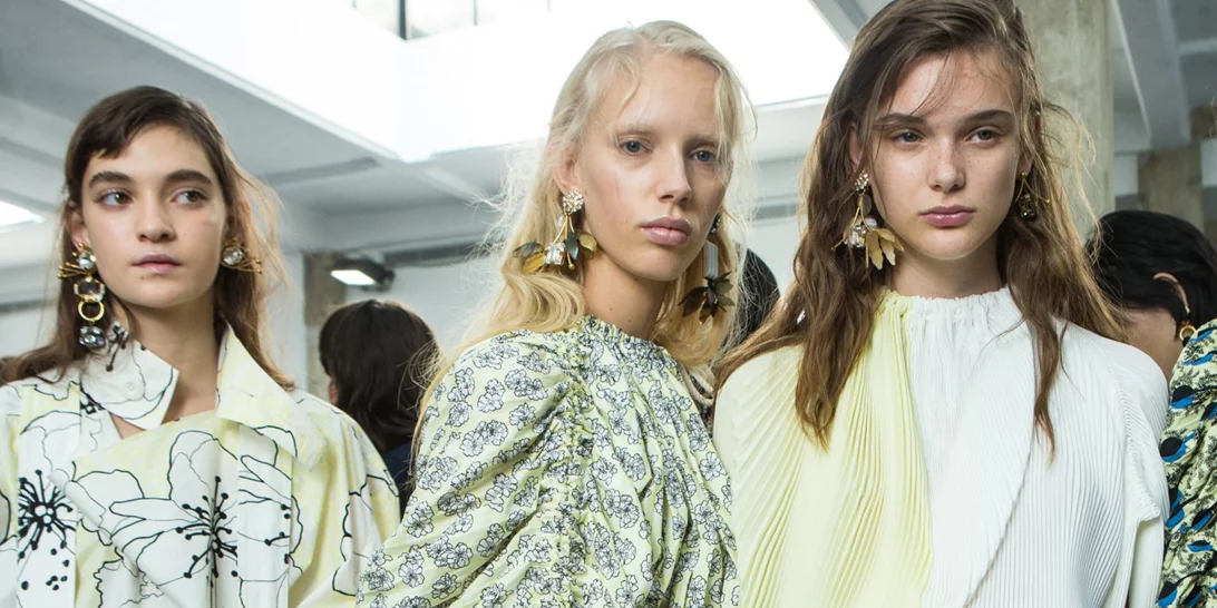 Φορέματα για νονά το καλοκαίρι 2017: Πώς να συνδυάσεις φόρεμα με αξεσουάρ για να ξεχωρίσεις