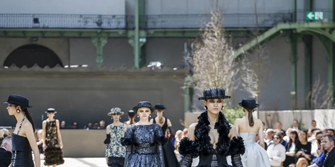 Chanel Haute Couture AW17: Ένα φαντασμαγορικό show υπό τη σκιά του Πύργου του Eiffel