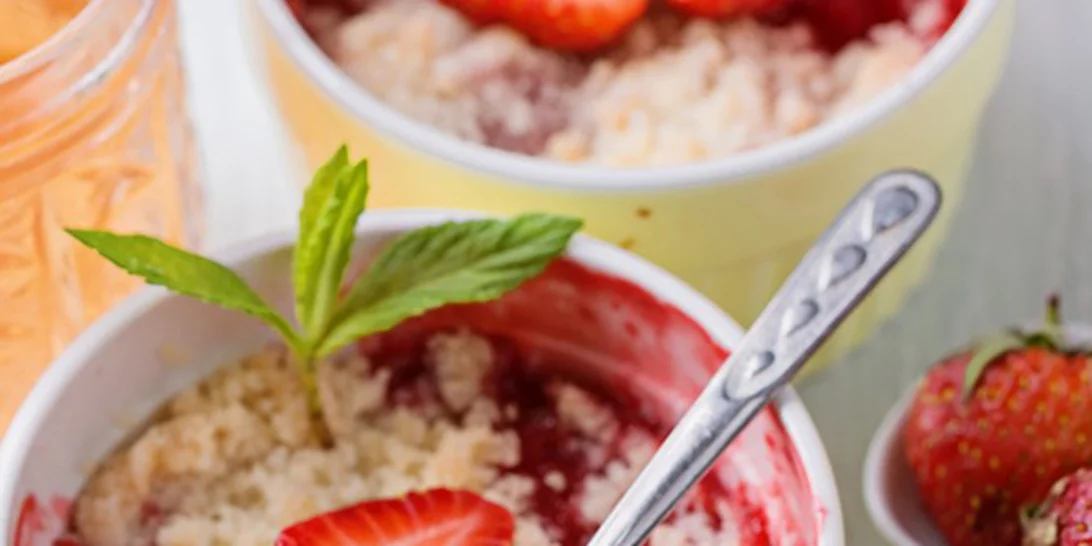 Καλοκαιρινή τάρτα με φράουλες σε κούπα, σε μόλις 10 λεπτά!