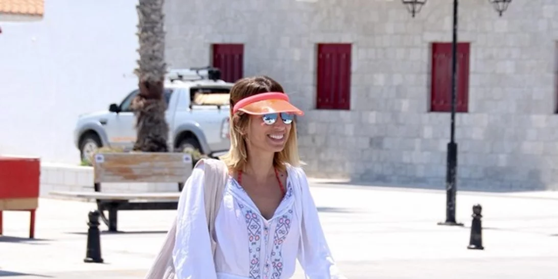 Beachwear: Τι φορούν οι διάσημες λίγο πριν μας δείξουν το μαγιό τους!