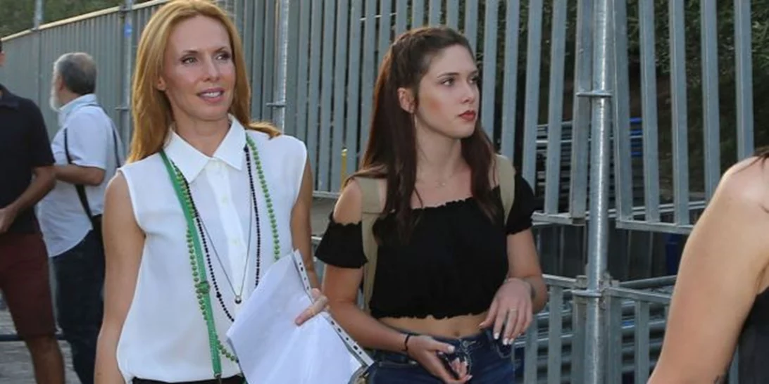 Εβελίνα Παπούλια: Στο Ηρώδειο μαζί με την κούκλα κόρη της