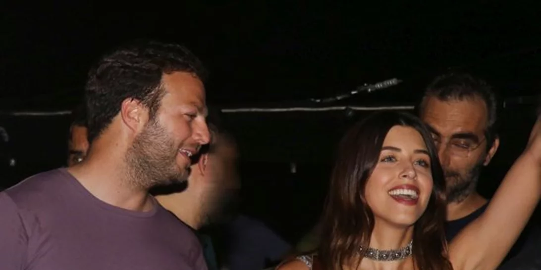 Demy: Εντυπωσιακή εμφάνιση στο Θέατρο Βράχων με τον σύντροφό της